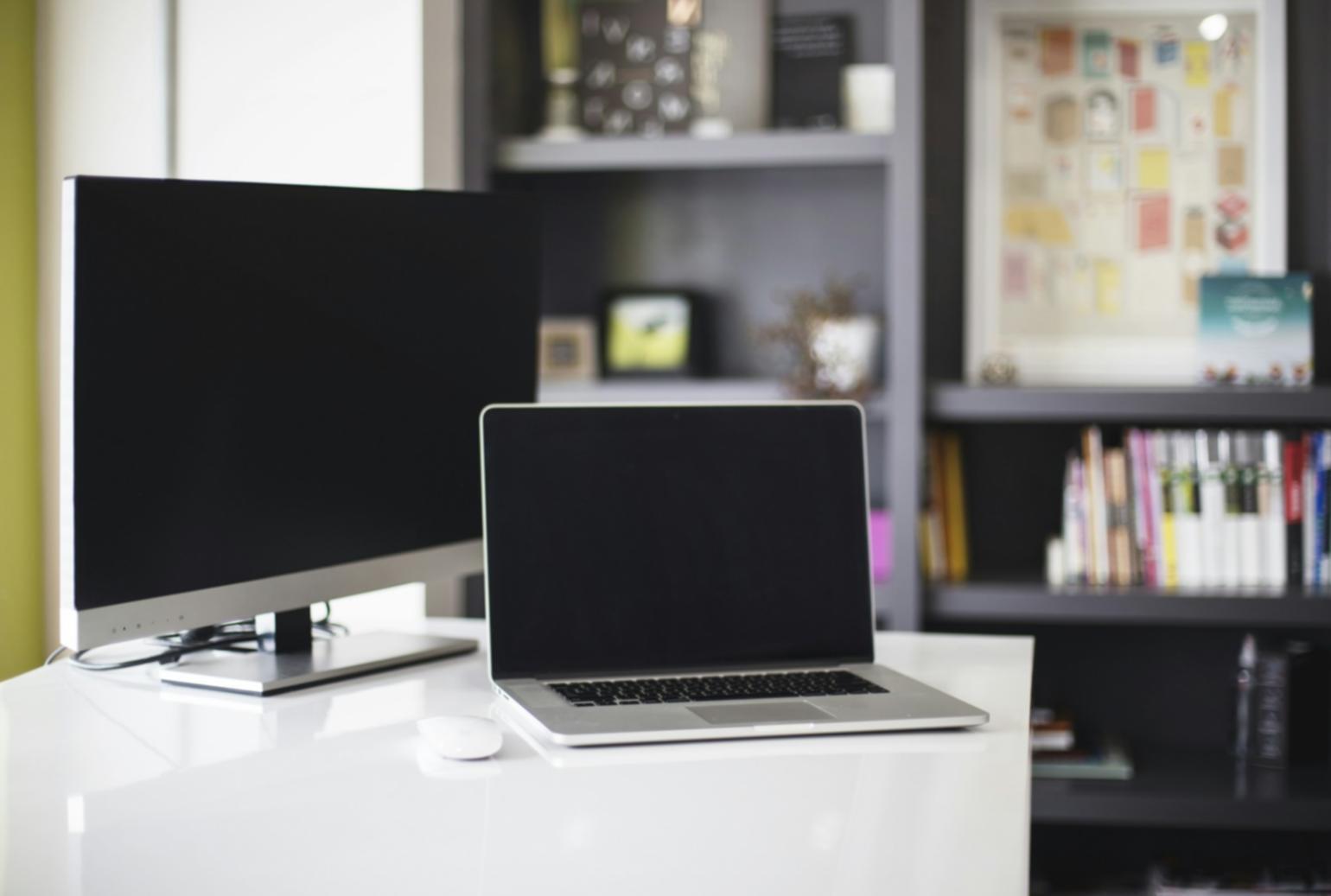 Professionelle Trading-Arbeitsplatz mit mehreren Monitoren